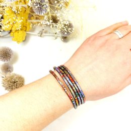 bracelet fin multitours noir moucheté au poignet