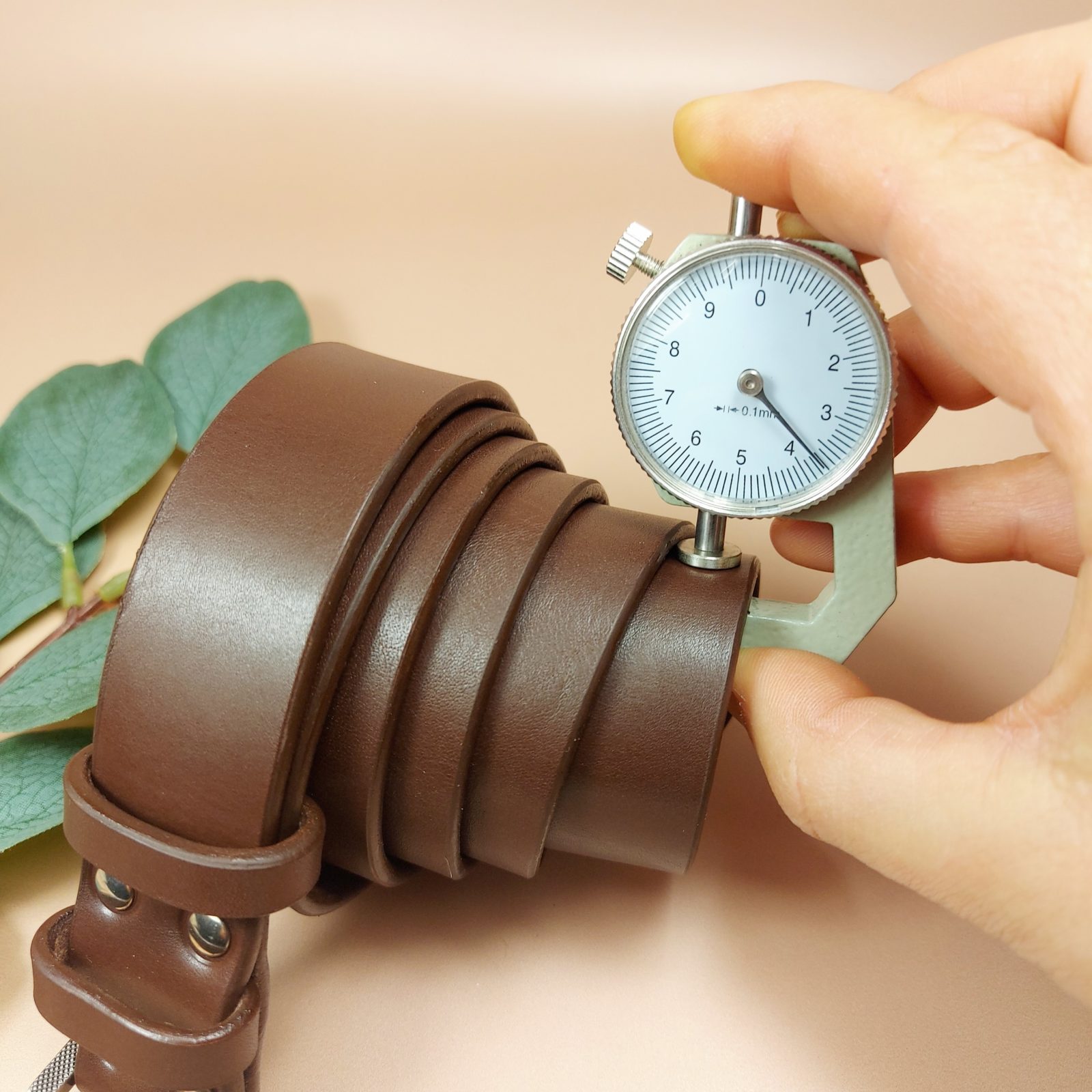 mesure de l'épaisseur de la ceinture artisanale en cuir marron
