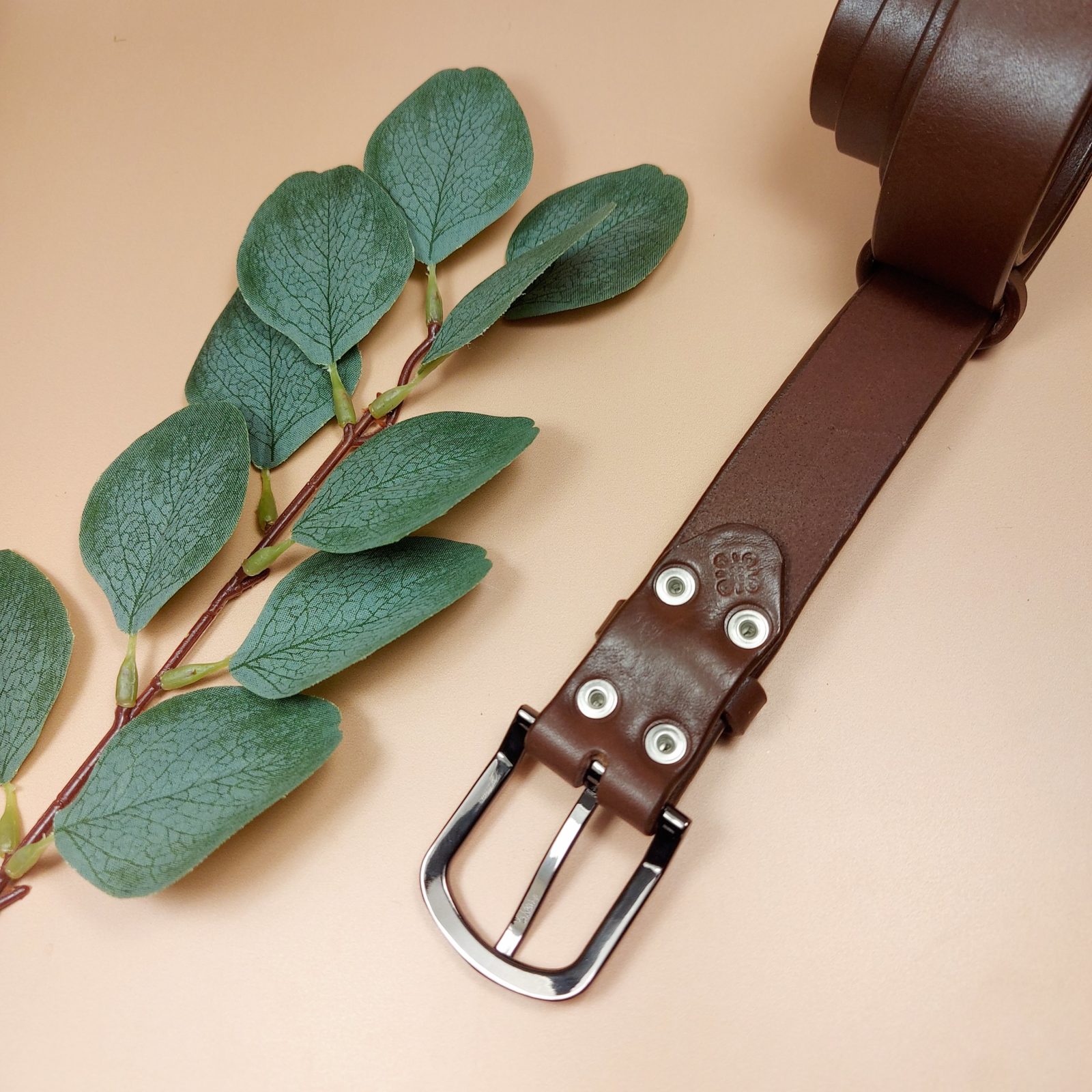 Ceinture artisanale marron rivetée et frappée du logo