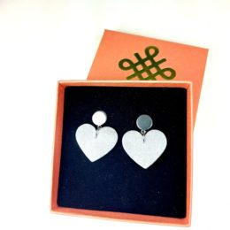 boucles d'oreilles en forme de cœur cuir argenté dans écrin pour offrir