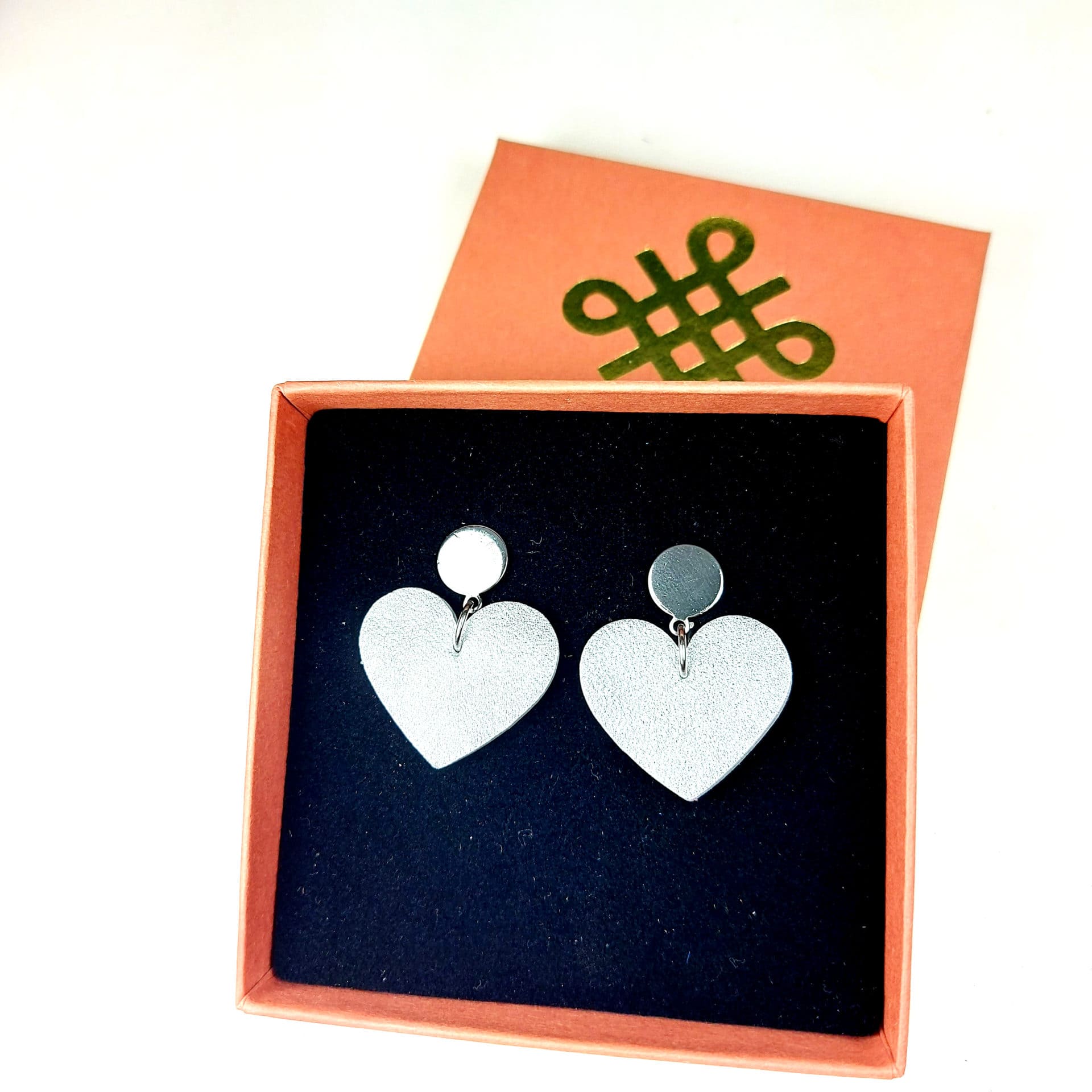 boucles d'oreilles en forme de cœur cuir argenté dans écrin pour offrir