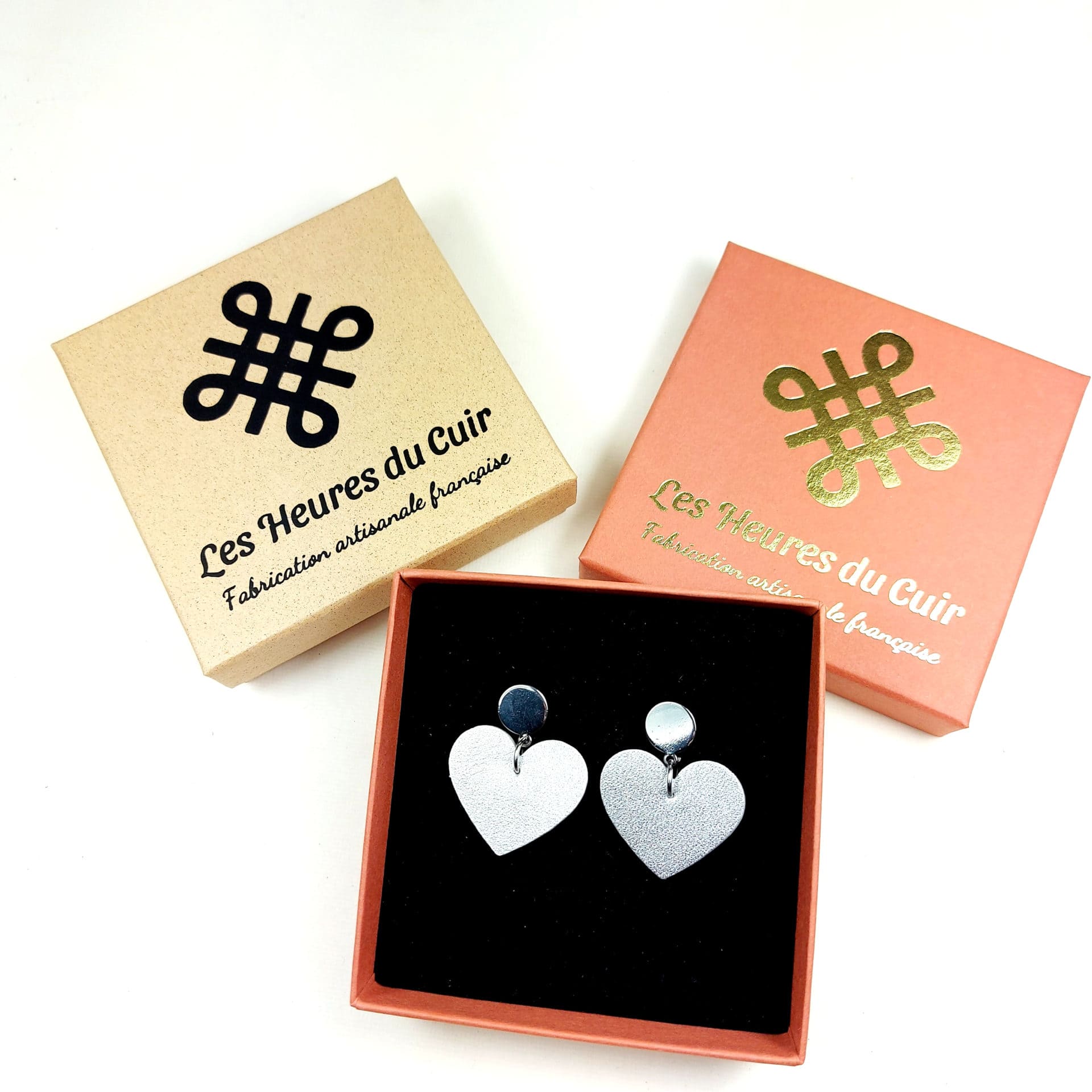 boucles d'oreilles en forme de cœur cuir argenté dans écrin pour offrir