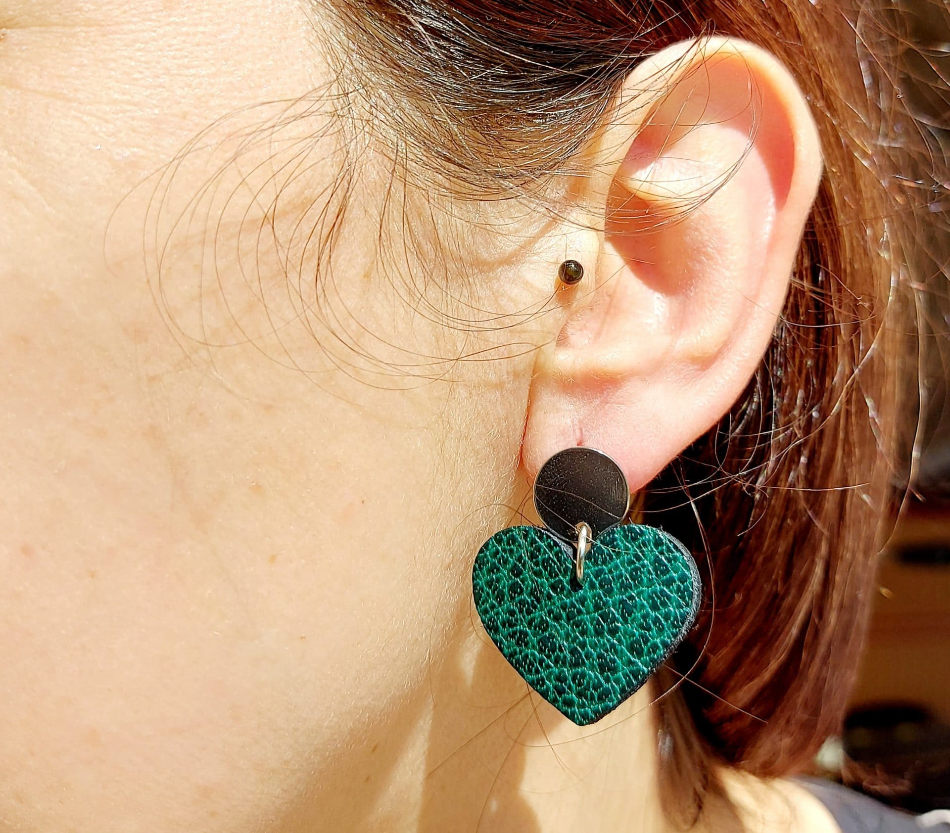 boucles d'oreilles en cuir vert foncé grainé forme cœur