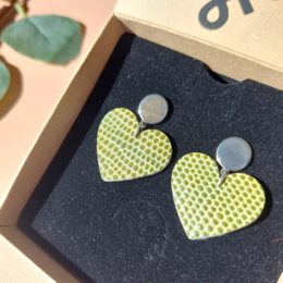 boucles d'oreilles en cuir vert à motif forme cœur