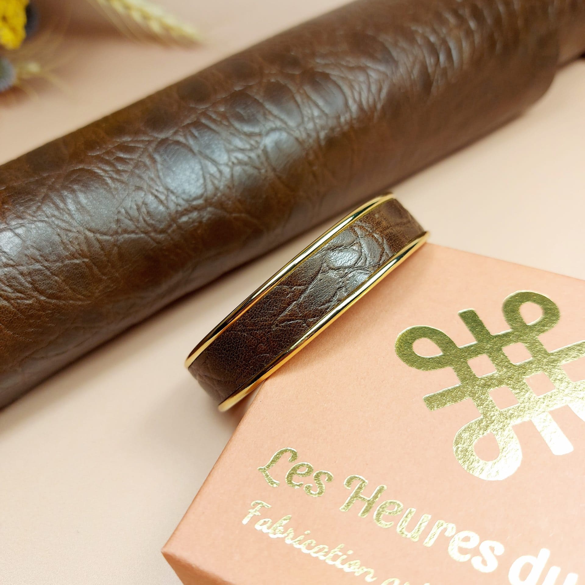 bracelet jonc doré en cuir marron crocodile