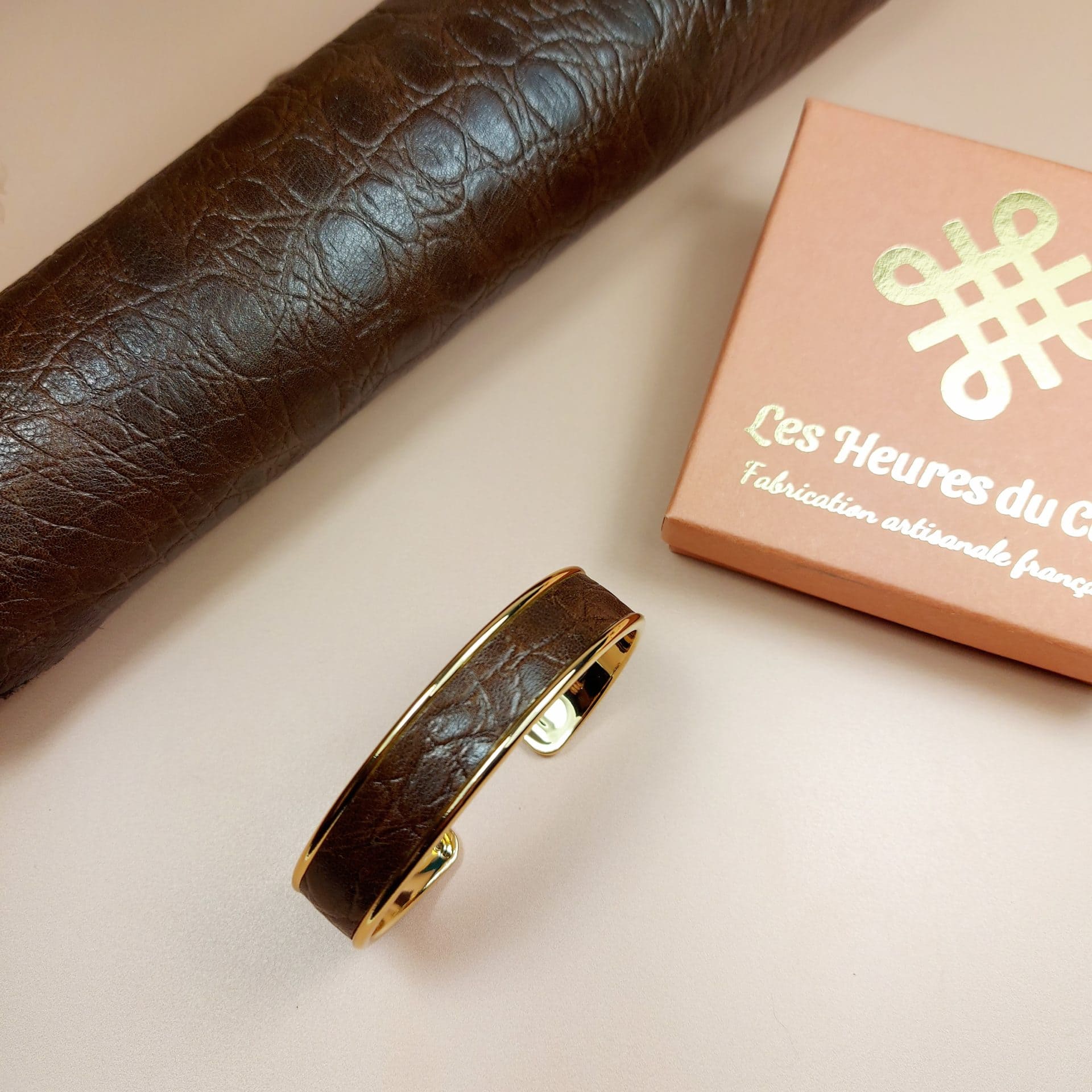 bracelet jonc doré en cuir marron