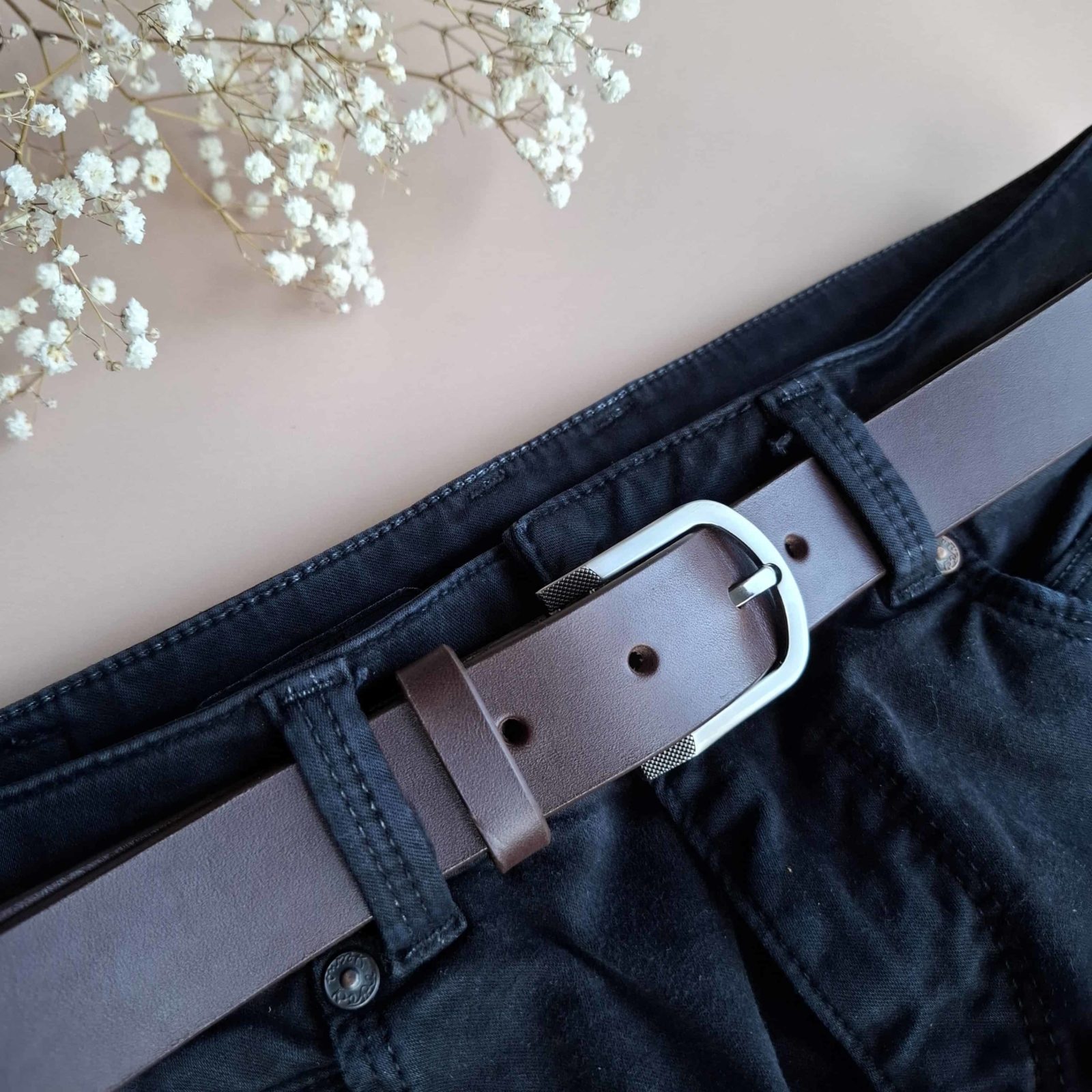 Ceinture artisanale cuir marron porté sur pantalon