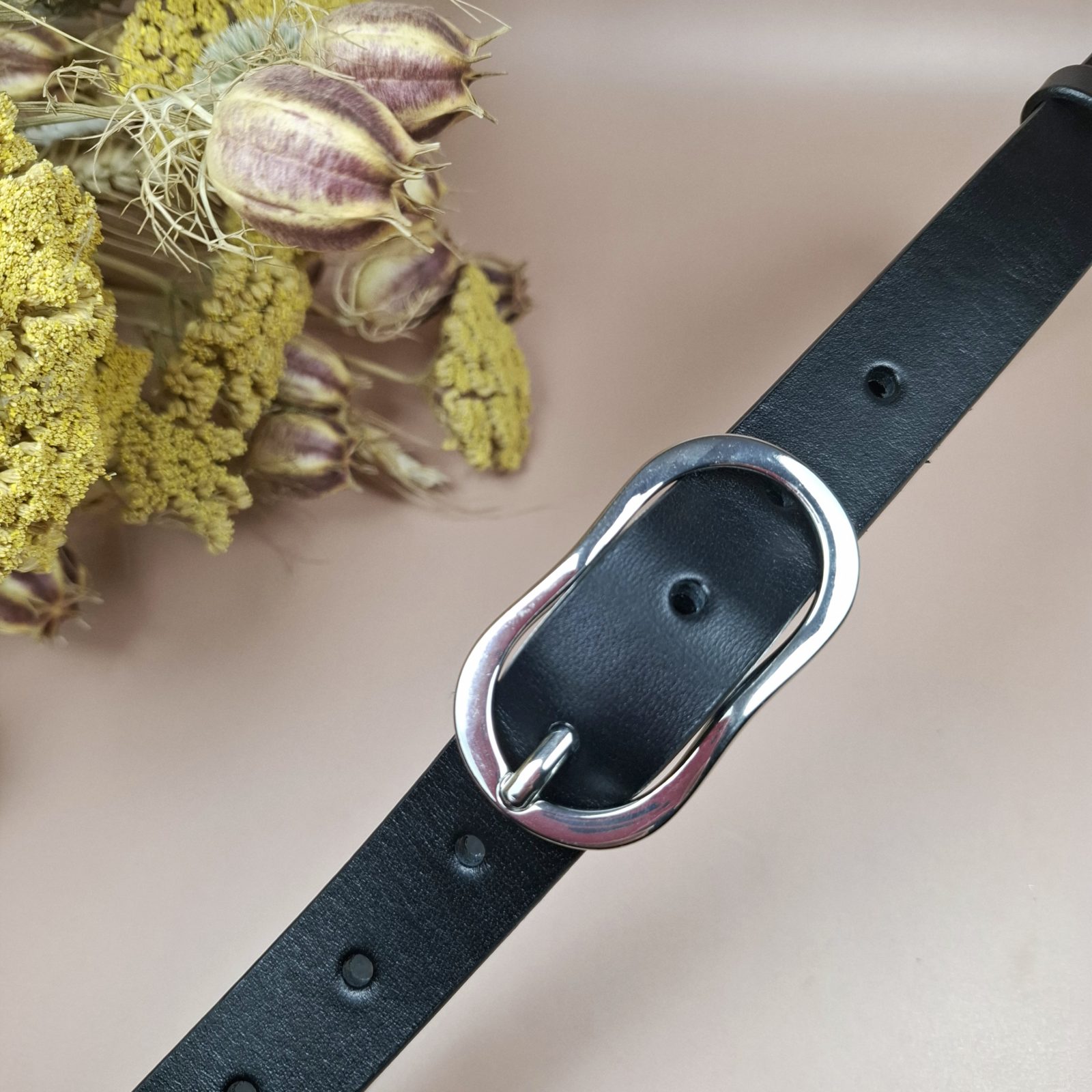 Ceinture noire fine en cuir boucle double arrondie argentée